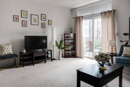 third Ward 1 and 2 BR with Patio by Frontdesk