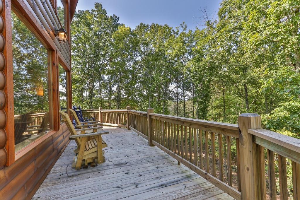 TAKE IT EASY in this Custom designed luxury log cabin is located in quiet area on paved road. - image 5