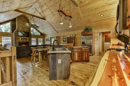 COE-Z Cabin Escape - Beautiful spacious ranch style cabin with Three King Bedrooms. - image 13