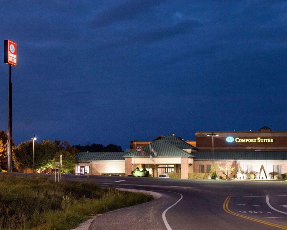 Comfort Suites Parkersburg South - main image
