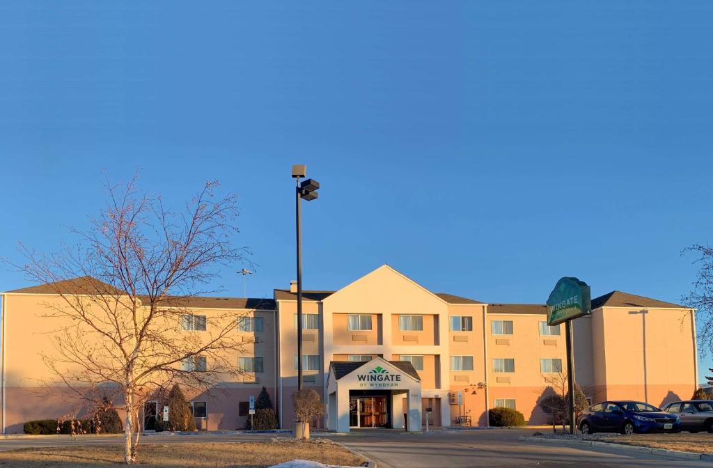 Wingate by Wyndham Minot - main image
