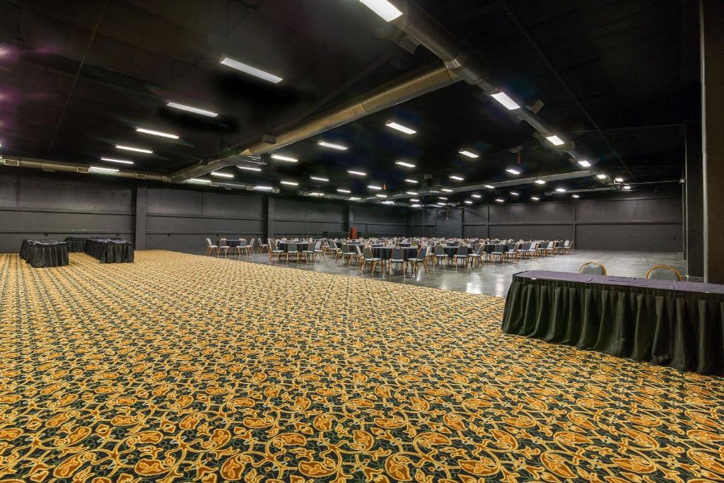 Clarion Hotel Convention Center - image 2