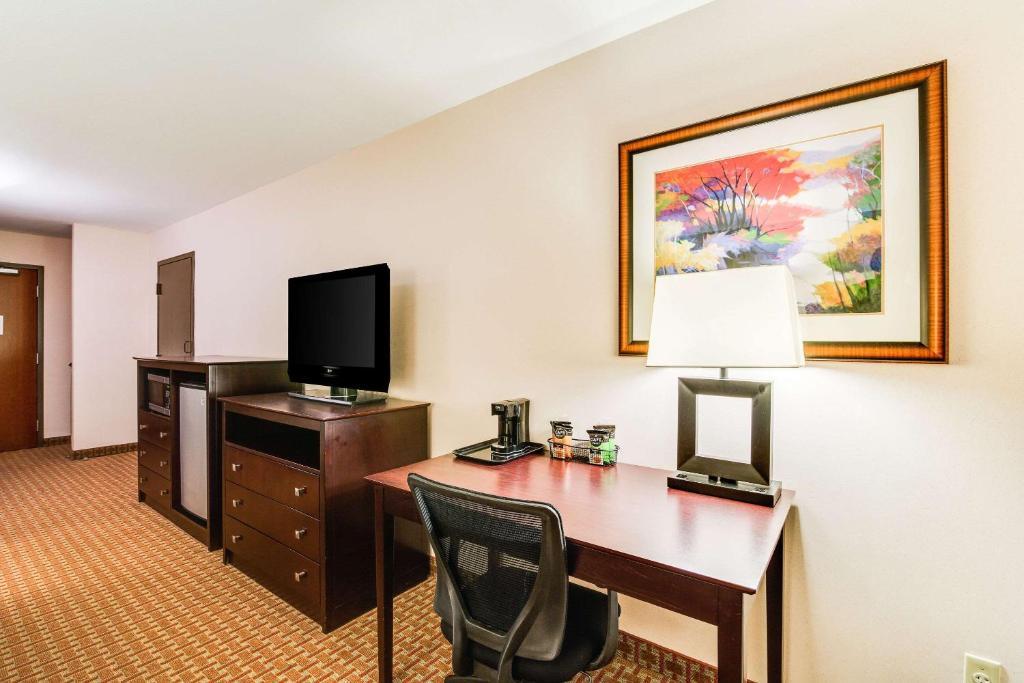 Clarion Hotel Convention Center - image 3