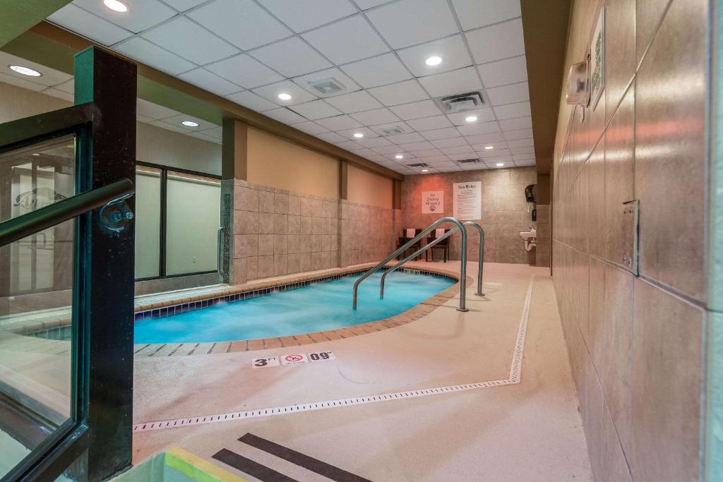 Clarion Hotel Convention Center - image 4