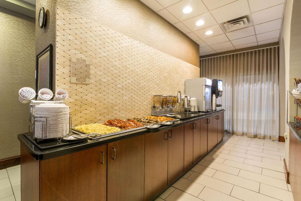 Clarion Hotel Convention Center - image 5