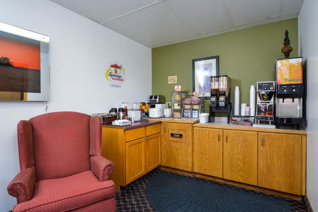 Super 8 by Wyndham Minot Airport - image 2