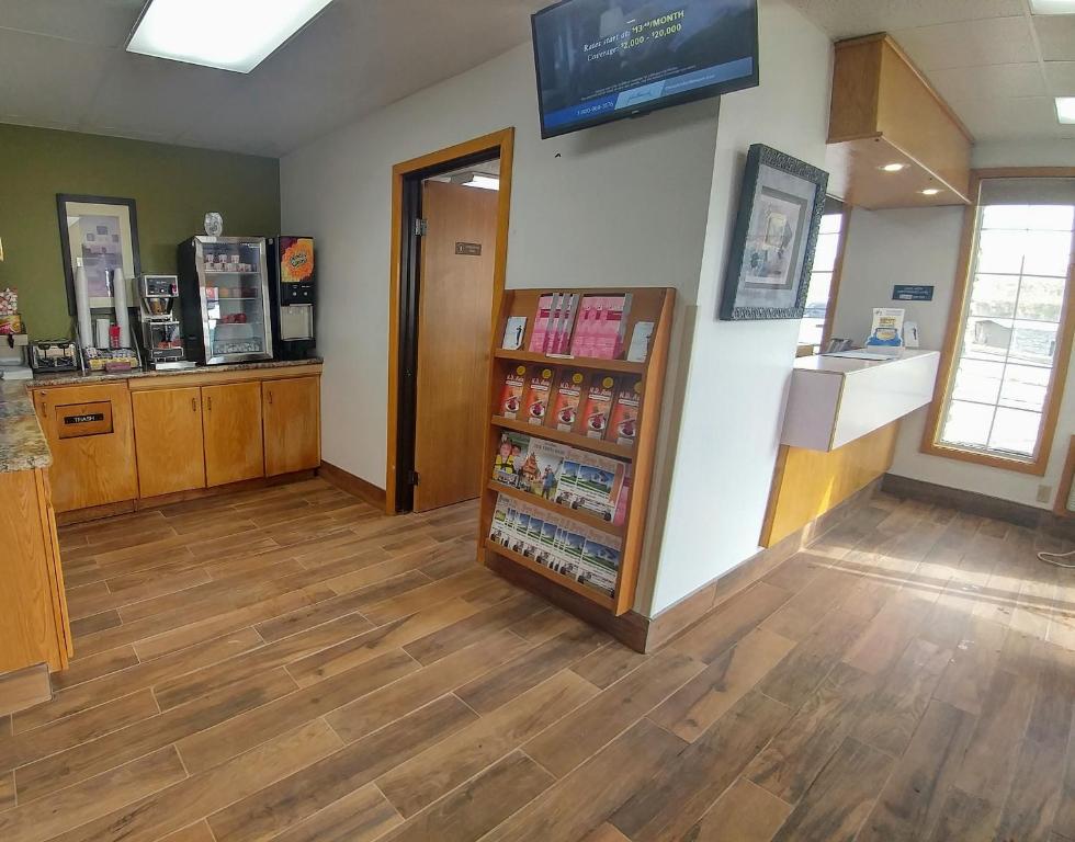 Super 8 by Wyndham Minot Airport - image 5