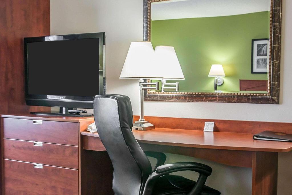 Sleep Inn & Suites Conference Center and Water Park - image 2