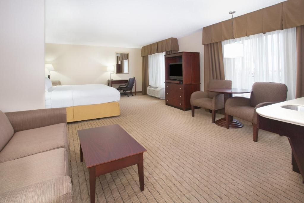 Holiday Inn Express Hotel & Suites Minot South an IHG Hotel - image 5