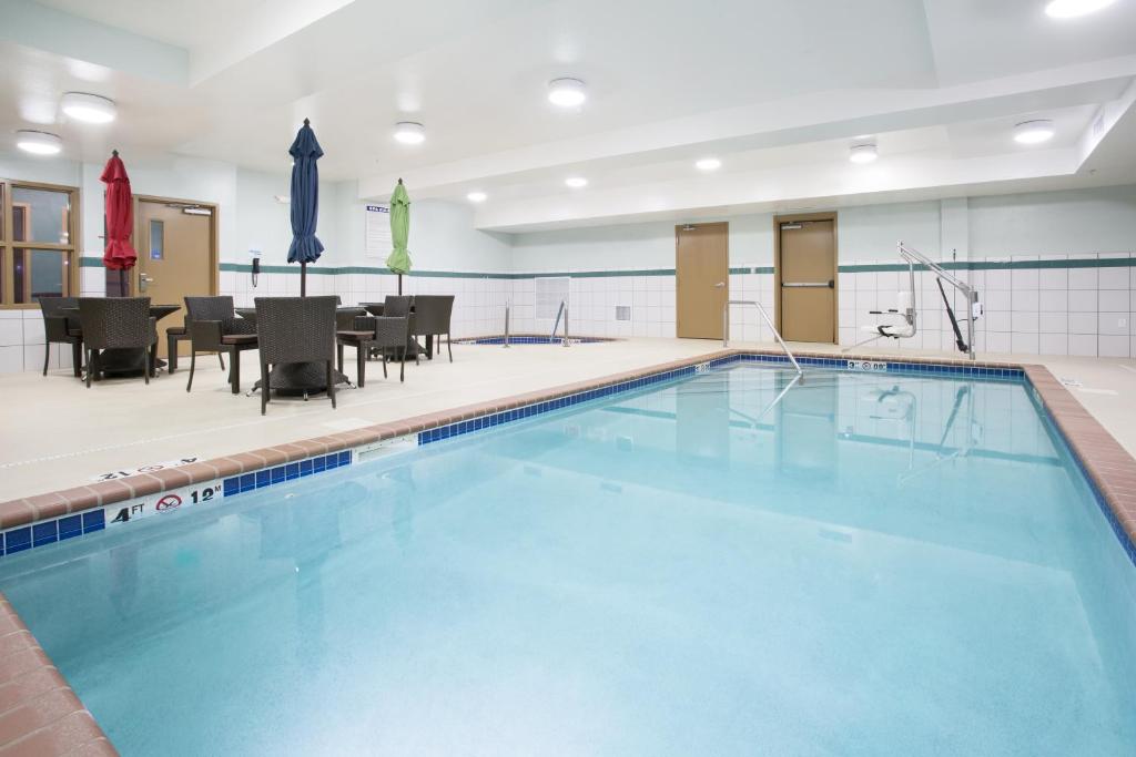 Holiday Inn Express Hotel & Suites Minot South an IHG Hotel - image 7