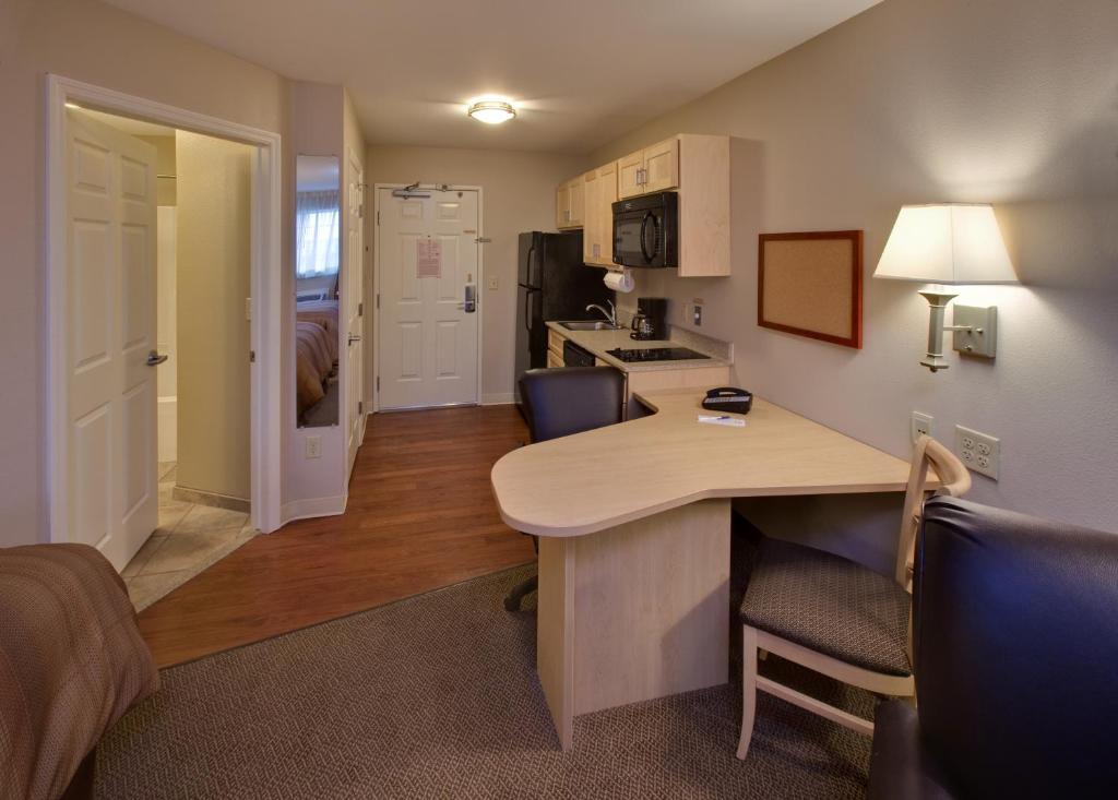 Candlewood Suites Minot an IHG Hotel - image 4