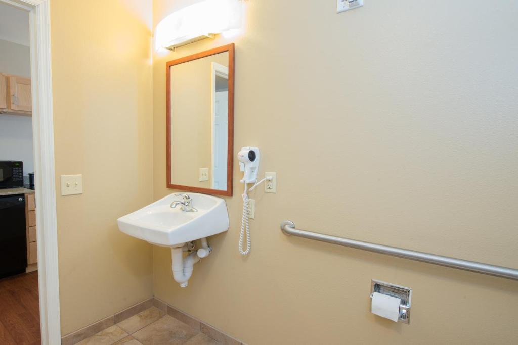 Candlewood Suites Minot an IHG Hotel - image 7