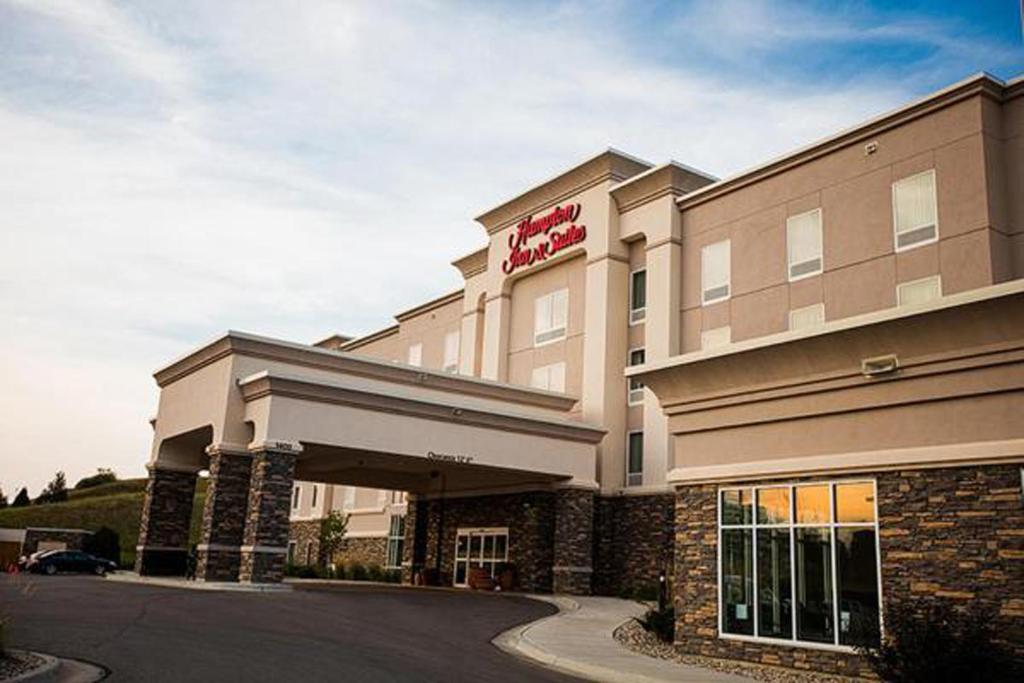 Hampton Inn & Suites Minot - main image