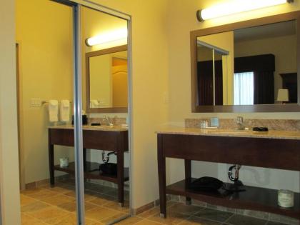 Hampton Inn & Suites Minot - image 13