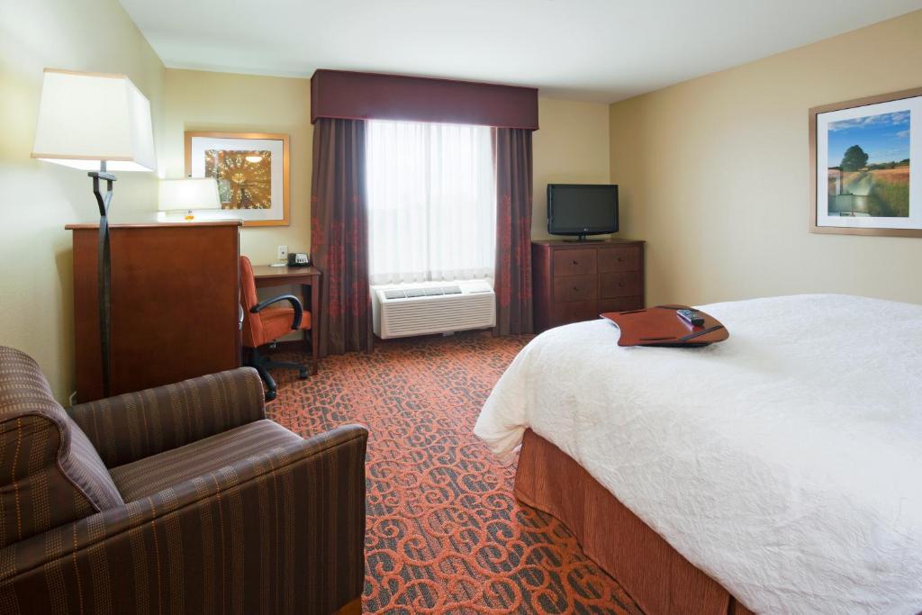 Hampton Inn & Suites Minot - image 6