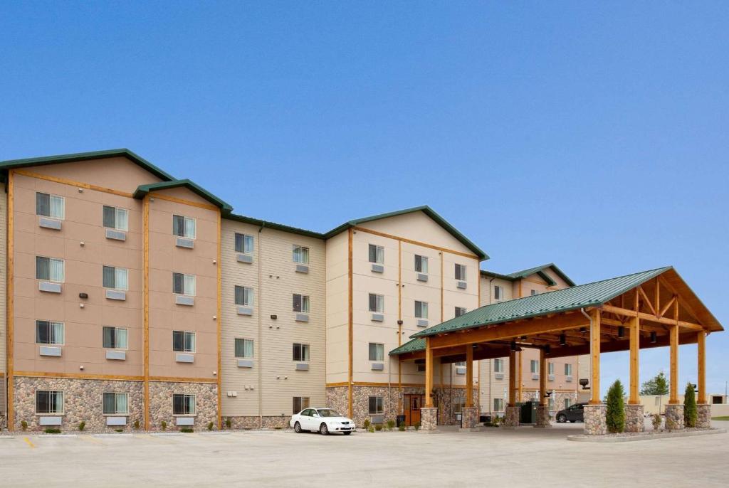 Hawthorn Suites by Wyndham Minot - main image