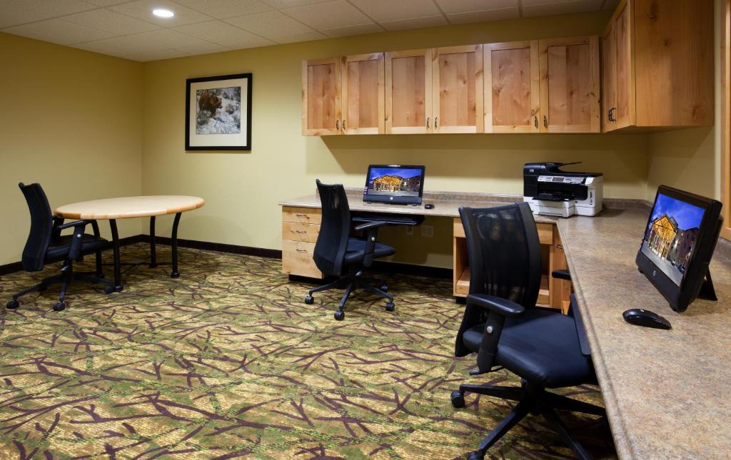 Hawthorn Suites by Wyndham Minot - image 6