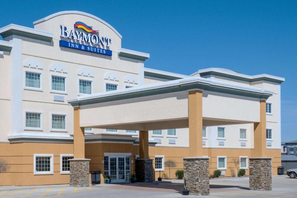 Baymont by Wyndham Minot - main image
