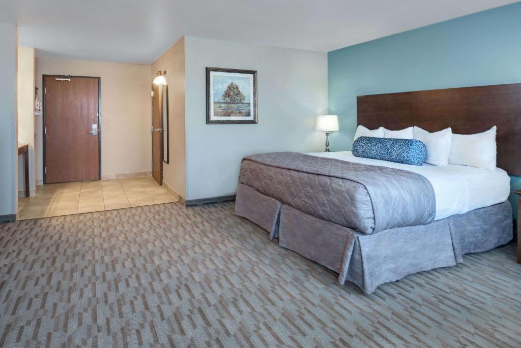 Baymont by Wyndham Minot - image 3