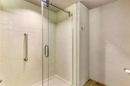 Comfort Inn & Suites - image 12