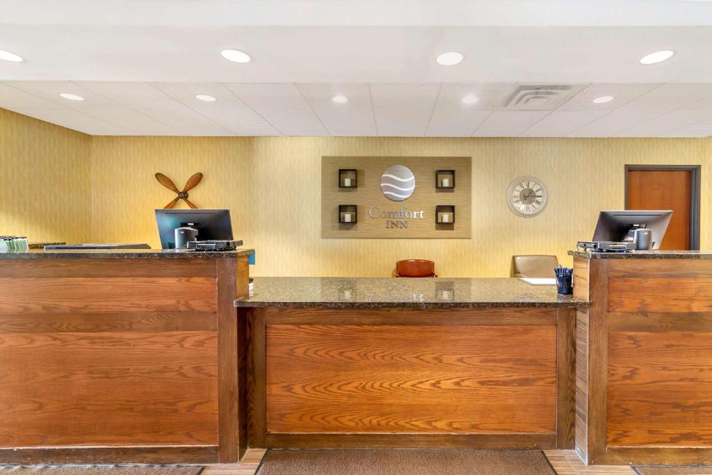 Comfort Inn & Suites - image 3