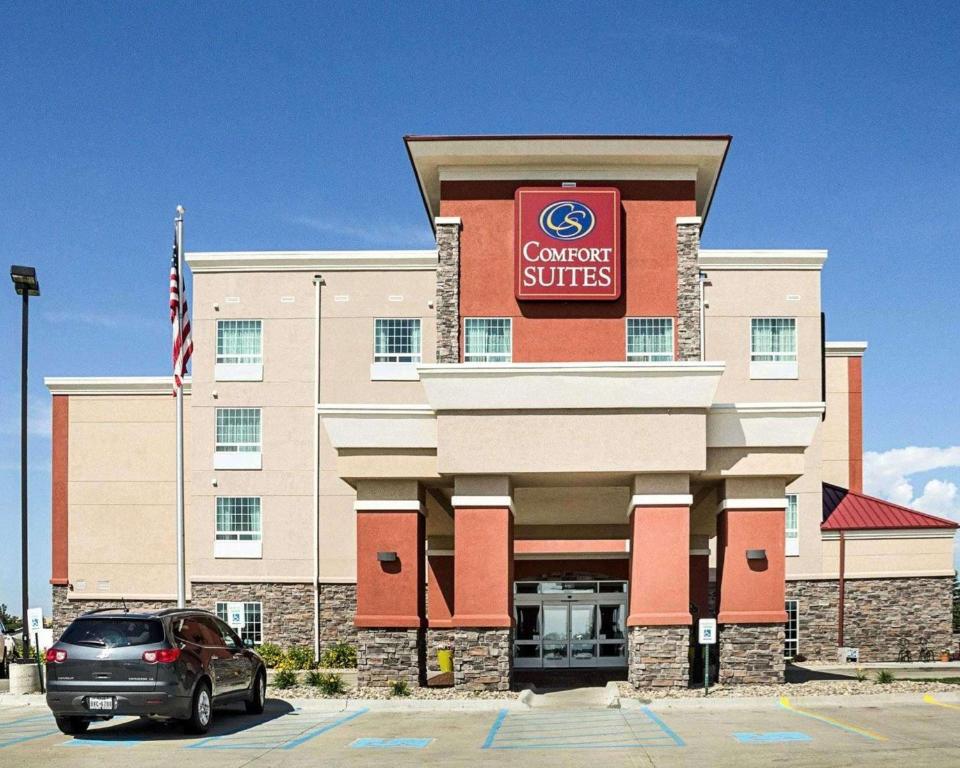 Comfort Suites Minot - main image