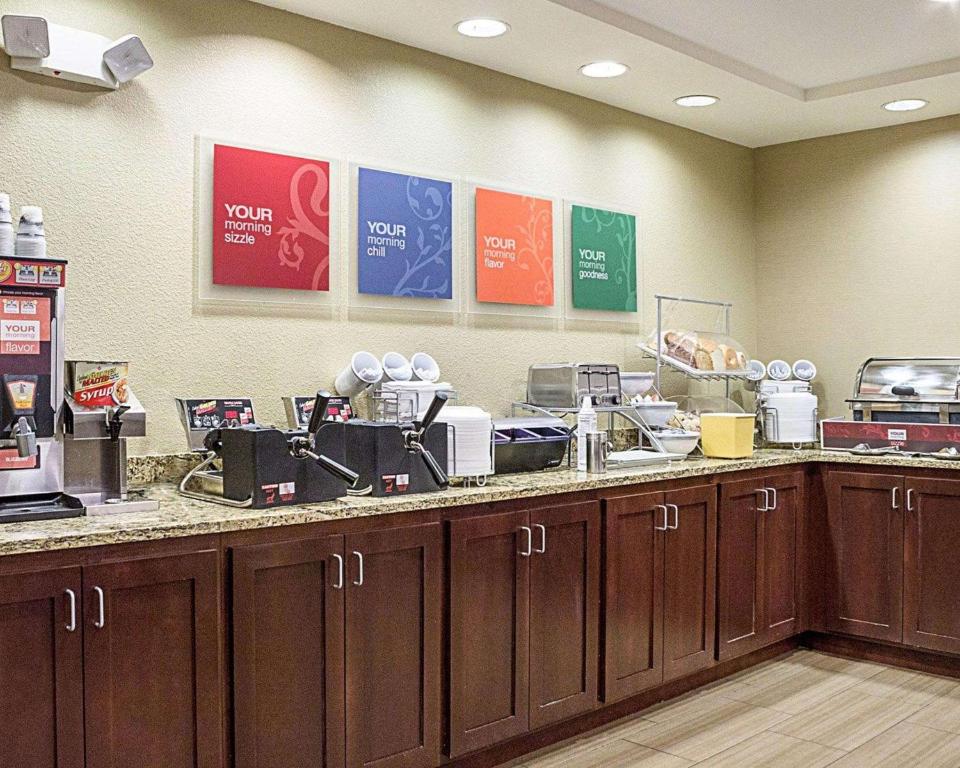 Comfort Suites Minot - image 2