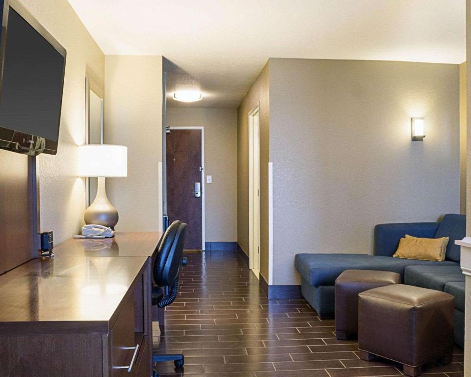 Comfort Suites Minot - image 7