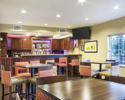 Comfort Suites Minot - image 9