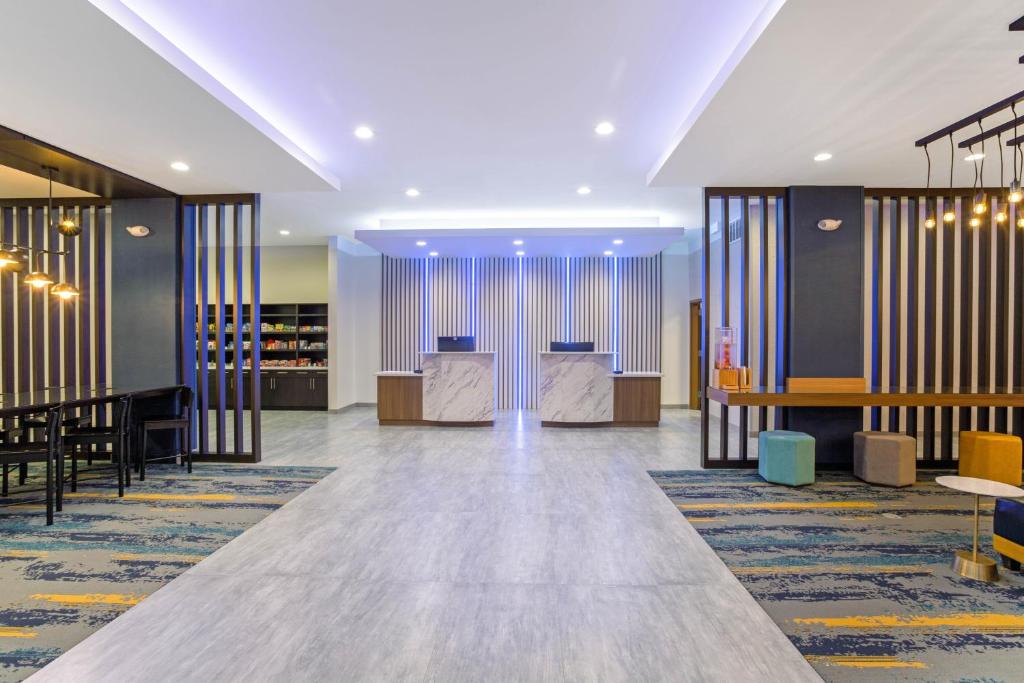 La Quinta Inn & Suites by Wyndham Miramar Beach-Destin - image 4