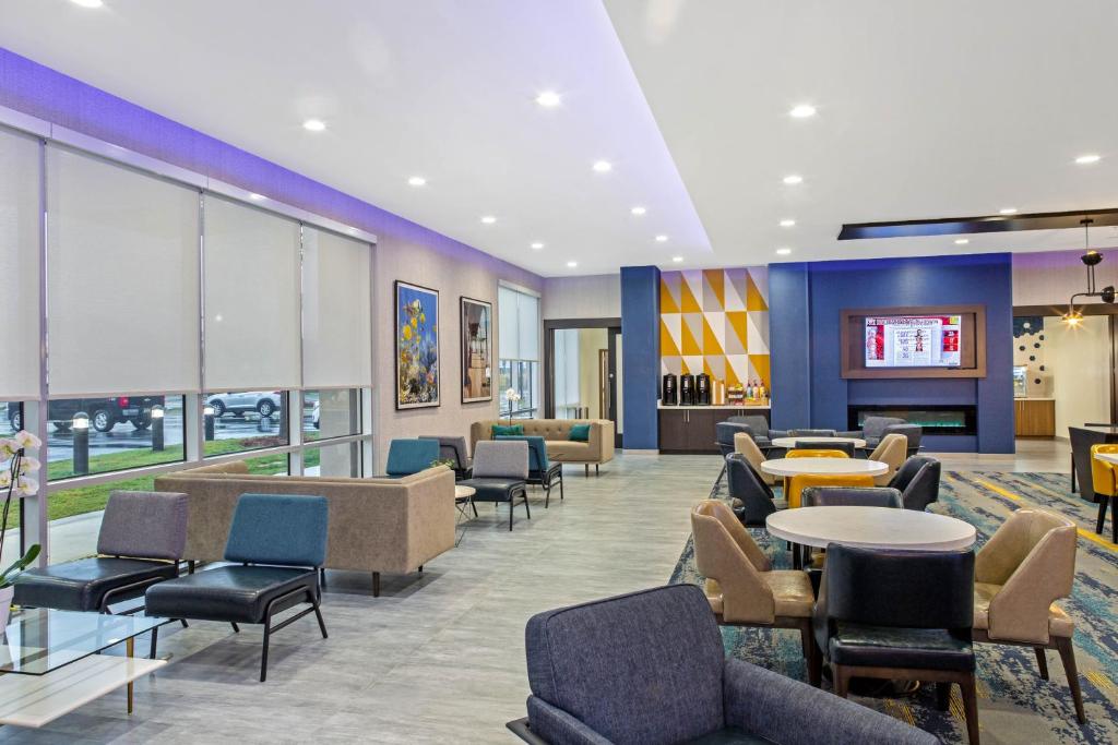 La Quinta Inn & Suites by Wyndham Miramar Beach-Destin - image 5