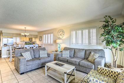 Renovated Kid Friendly Condo Beachfront and Poolside