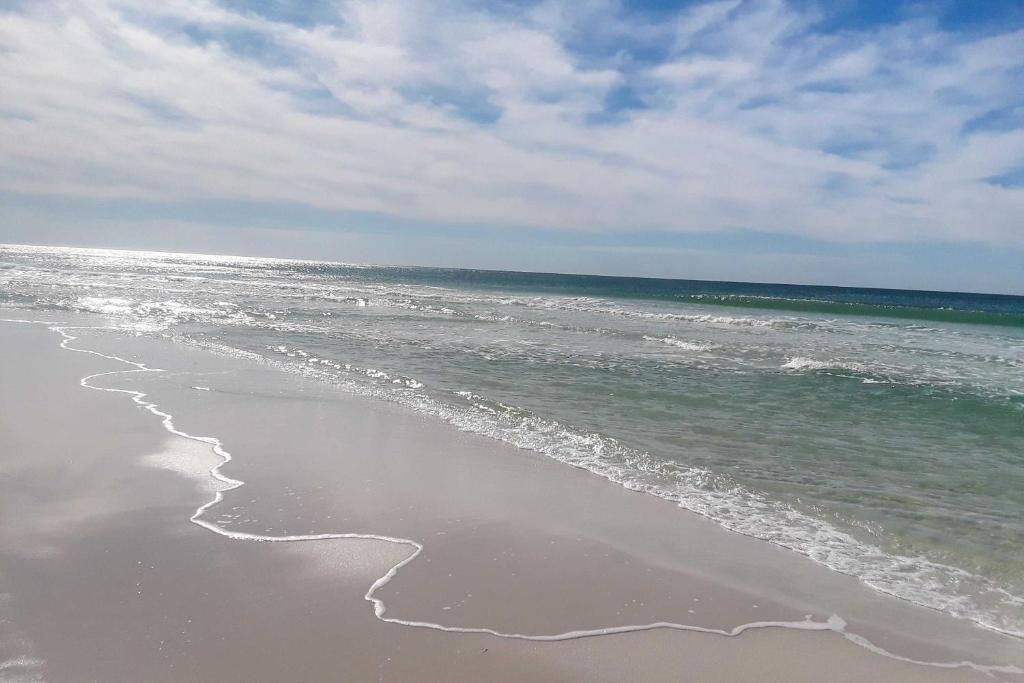 Luxurious Alerio Condo with Private Beach Access! - image 2
