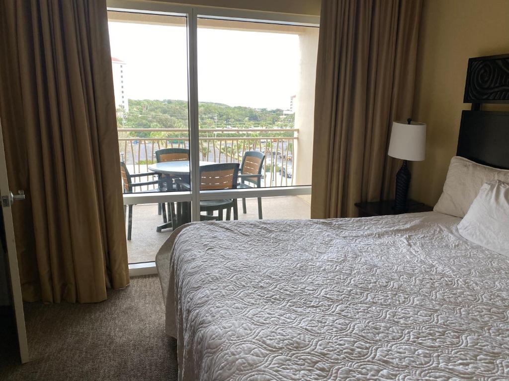 Ocean View Luxurious Condo-BEST location + balcony - image 2