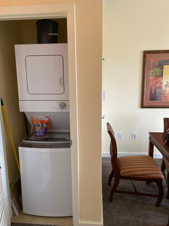 Ocean View Luxurious Condo-BEST location + balcony - image 3