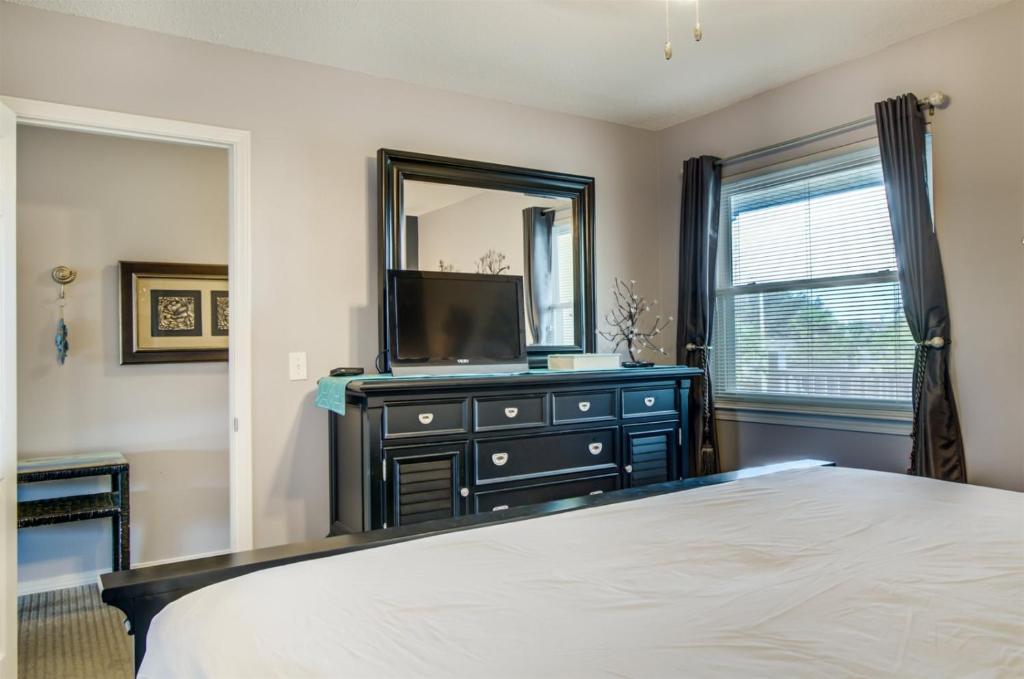 7 E Two Bedroom Condo - image 5