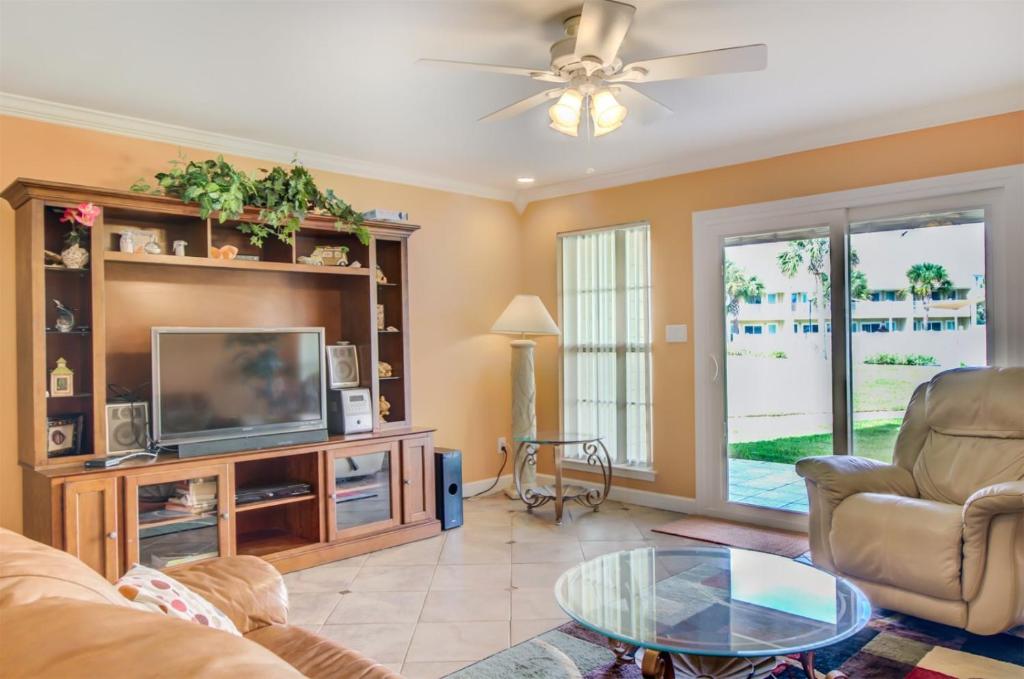 4 A Three Bedroom Townhome - main image