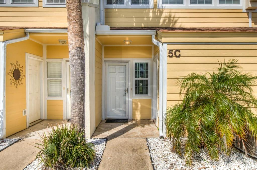 5 C Three Bedroom Townhome - image 6