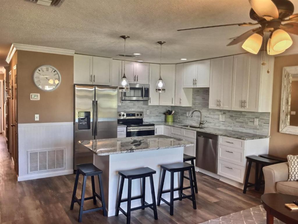 6 A One Bedroom Condo - main image