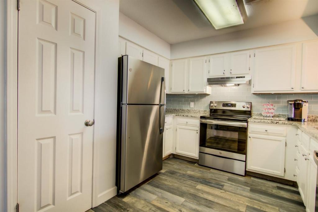 2 B Three Bedroom Townhome - image 4
