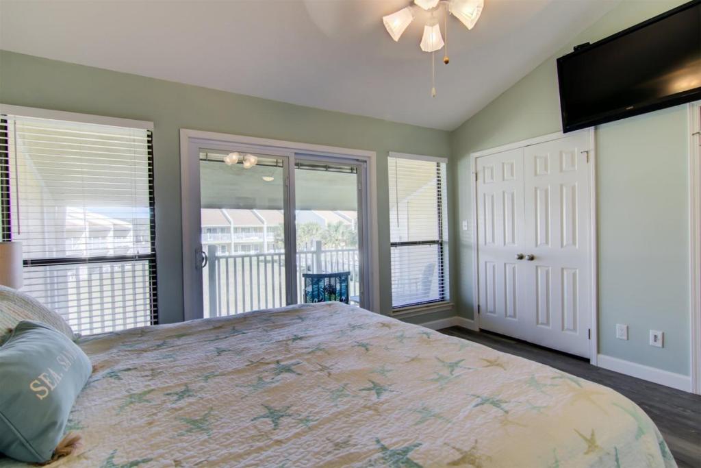 2 B Three Bedroom Townhome - image 5