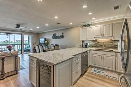 Beachy Lakefront Escape - Walk to the Shore! - image 11