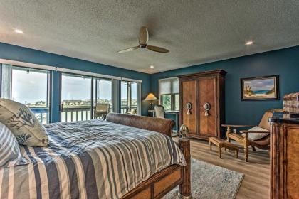 Beachy Lakefront Escape - Walk to the Shore! - image 13