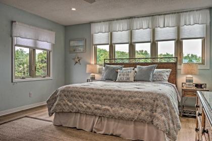 Beachy Lakefront Escape - Walk to the Shore! - image 15
