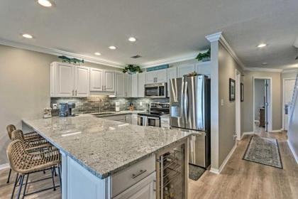 Beachy Lakefront Escape - Walk to the Shore! - image 9