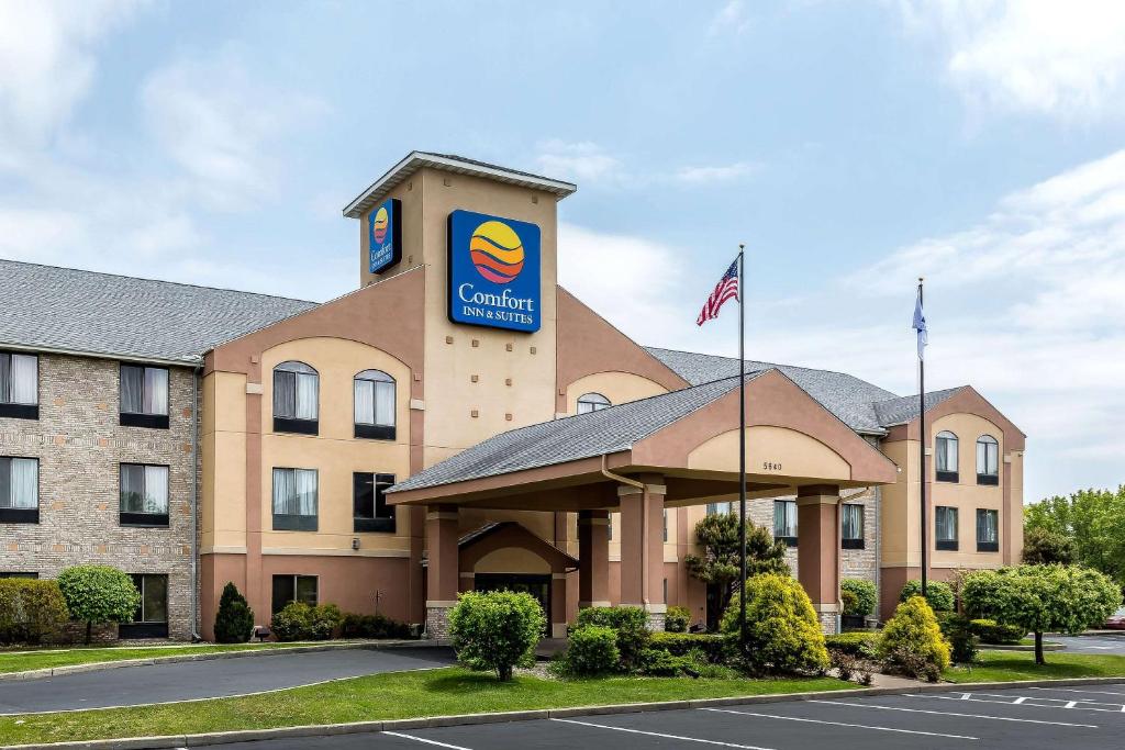 Comfort Inn & Suites Mishawaka-South Bend - main image