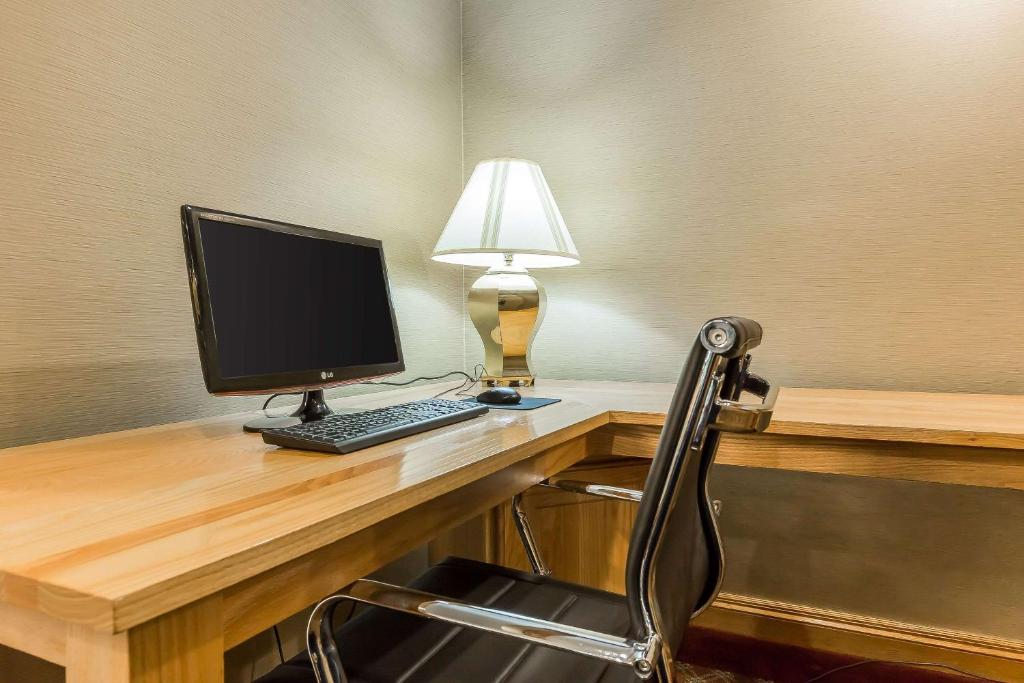 Comfort Inn & Suites Mishawaka-South Bend - image 5