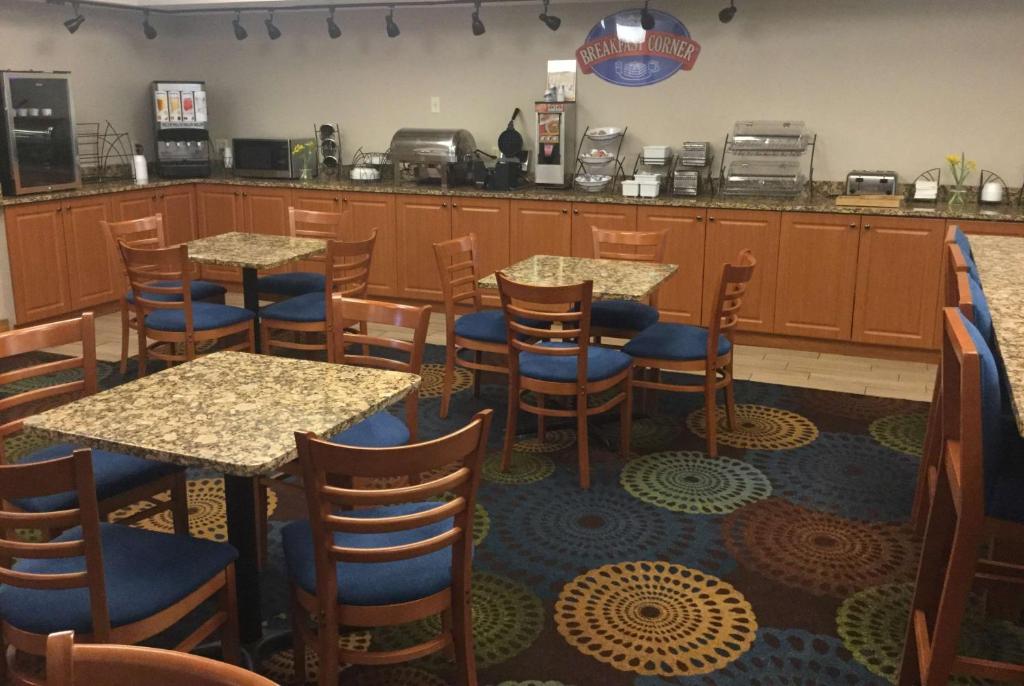 Baymont by Wyndham Mishawaka South Bend Area - image 5