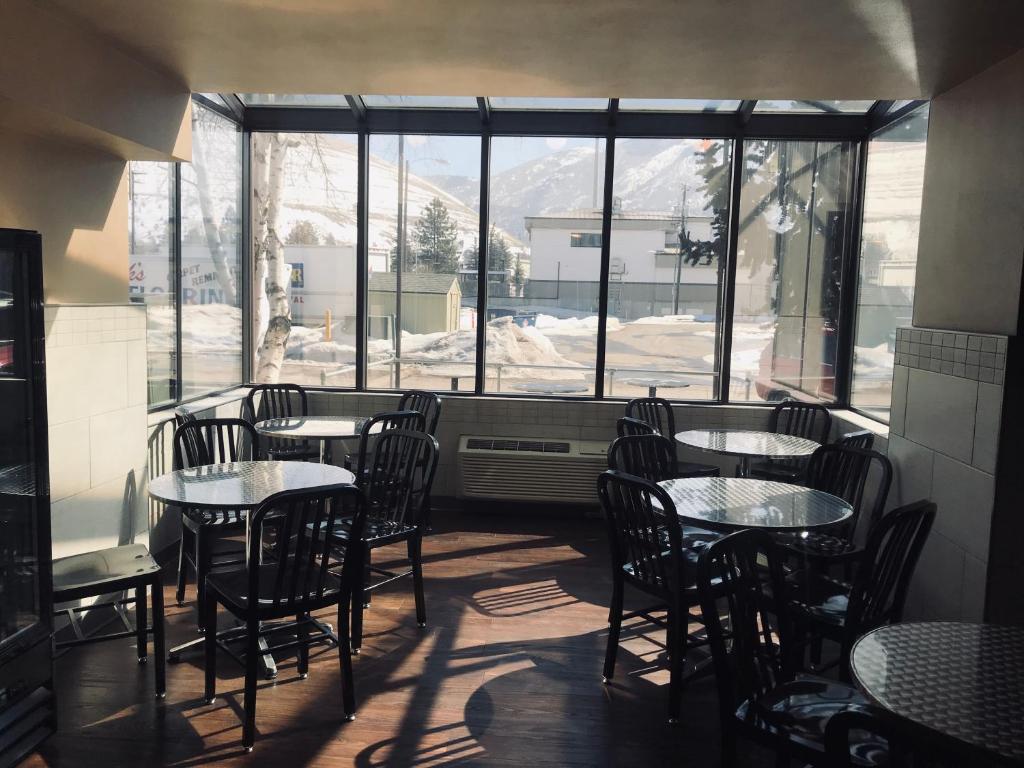 Days Inn and Suites by Wyndham Downtown Missoula-University - image 4