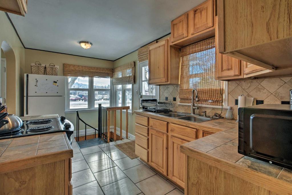 Clean Comfy and Cozy Missoula Home Short Walk to UM - image 3